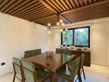 CASA CON 2500 M2 DE TERRENO, MODERNO DISEÑO CON ACABADOS DE LUJO, EXCELENTE UBICACION