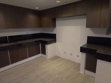 FOR SALE: PENTHOUSE UNIT E2111 AT THE ALEXANDRA CONDOMINIUM