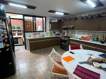 VENDO CASA CONSERVADA EN MAGDALENA CERCA A LA PERA DEL AMOR