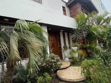 VENDO CASA CONSERVADA EN MAGDALENA CERCA A LA PERA DEL AMOR