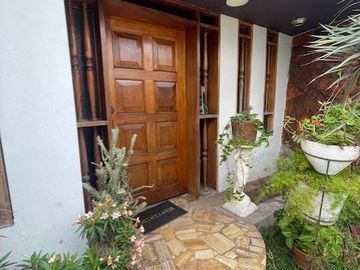 VENDO CASA CONSERVADA EN MAGDALENA CERCA A LA PERA DEL AMOR