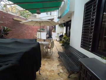 VENDO CASA CONSERVADA EN MAGDALENA CERCA A LA PERA DEL AMOR