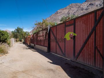 Venta de casa de 3D, 2B, amplio estacionamiento. Terreno de 450 m2. Rivadavia, Valle del Elqui. $65 millones
