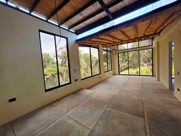 Venta Casa   Campestre de Lujo en el Bosque,  Para Estrenar, Excelente Ubicación, doble proposito:residencial y/o comercial.
