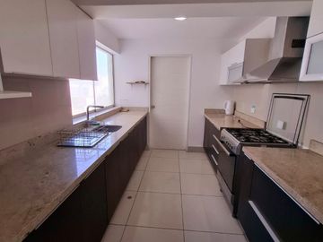 DEPARTAMENTO FAMILIAR A 3 CUADRAS DEL GOLF/AMOBLADO/3HAB/2 ESTACIONAMIENTOS/MAMPARAS Y VENTANAS ANTIRUIDO/PISCINA/GIMNASIO/TERRAZA Y BBQ