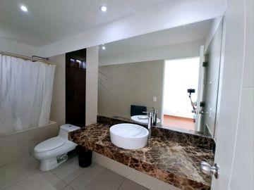 DEPARTAMENTO FAMILIAR A 3 CUADRAS DEL GOLF/AMOBLADO/3HAB/2 ESTACIONAMIENTOS/MAMPARAS Y VENTANAS ANTIRUIDO/PISCINA/GIMNASIO/TERRAZA Y BBQ