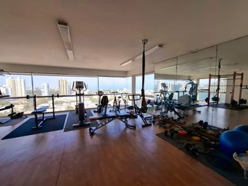 DEPARTAMENTO FAMILIAR A 3 CUADRAS DEL GOLF/AMOBLADO/3HAB/2 ESTACIONAMIENTOS/MAMPARAS Y VENTANAS ANTIRUIDO/PISCINA/GIMNASIO/TERRAZA Y BBQ