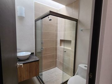 Venta de casa nueva en Morelia, Michoacán, con área de entretenmiento y jardín