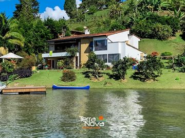 Hermosa finca tradicional con amplio borde de embalse en venta El Peñol