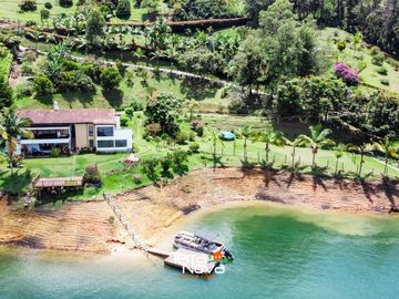 Hermosa finca tradicional con amplio borde de embalse en venta El Peñol