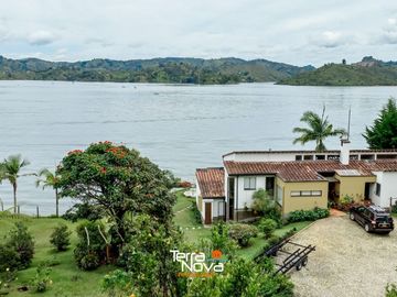 Hermosa finca tradicional con amplio borde de embalse en venta El Peñol