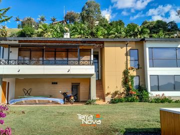 Hermosa finca tradicional con amplio borde de embalse en venta El Peñol