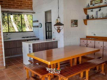 Hermosa finca tradicional con amplio borde de embalse en venta El Peñol