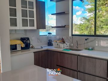 Hermosa finca tradicional con amplio borde de embalse en venta El Peñol