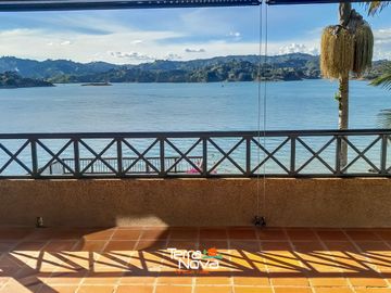 Hermosa finca tradicional con amplio borde de embalse en venta El Peñol