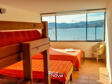 Hermosa finca tradicional con amplio borde de embalse en venta El Peñol