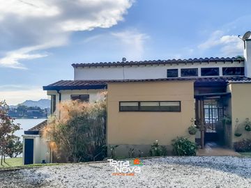 Hermosa finca tradicional con amplio borde de embalse en venta El Peñol