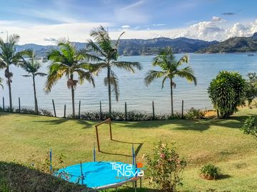 Hermosa finca tradicional con amplio borde de embalse en venta El Peñol