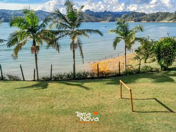 Hermosa finca tradicional con amplio borde de embalse en venta El Peñol