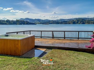 Hermosa finca tradicional con amplio borde de embalse en venta El Peñol