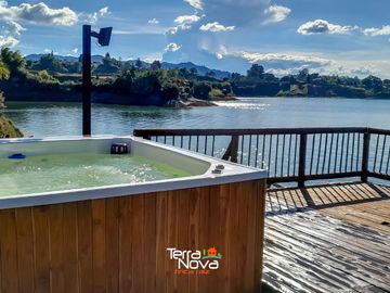 Hermosa finca tradicional con amplio borde de embalse en venta El Peñol