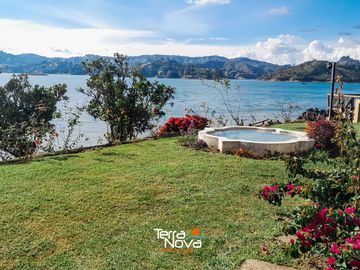 Hermosa finca tradicional con amplio borde de embalse en venta El Peñol