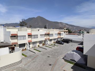 ✅CASA ESQUINERA LISTA DOS PLANTAS CON TERRAZA. (San Antonio de Pichincha)