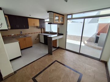 ✅CASA ESQUINERA LISTA DOS PLANTAS CON TERRAZA. (San Antonio de Pichincha)