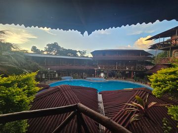 Un exclusivo complejo hotelero de 6080 m² que ofrece el equilibrio perfecto entre naturaleza, confort y oportunidad de negocio.
