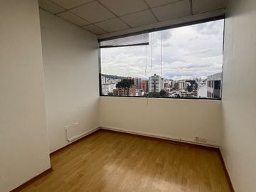 Espaciosa oficina en venta - 6to piso Av. Colón