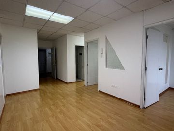 Espaciosa oficina en venta - 6to piso Av. Colón