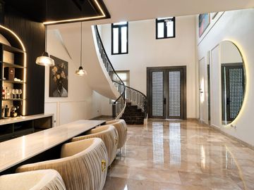 En venta lujosa y moderna casa esquinera en Plaza Lagos, via Samborondon