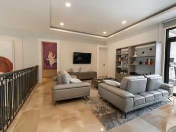 En venta lujosa y moderna casa esquinera en Plaza Lagos, via Samborondon