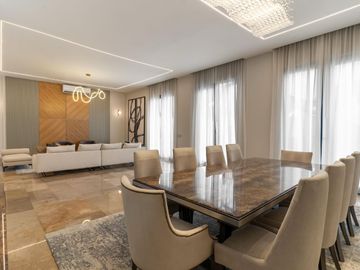 En venta lujosa y moderna casa esquinera en Plaza Lagos, via Samborondon