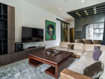 En venta lujosa y moderna casa esquinera en Plaza Lagos, via Samborondon
