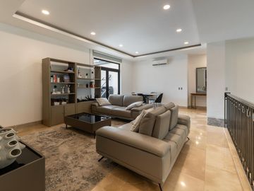 En venta lujosa y moderna casa esquinera en Plaza Lagos, via Samborondon