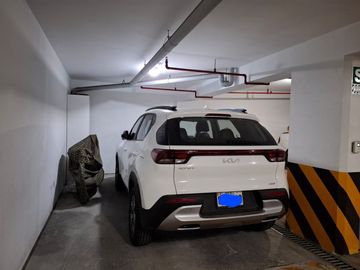 Vendo Dpto. de 3 Dorm. con balcón + Cochera en 10mo. Piso, con Ascensor en Magdalena