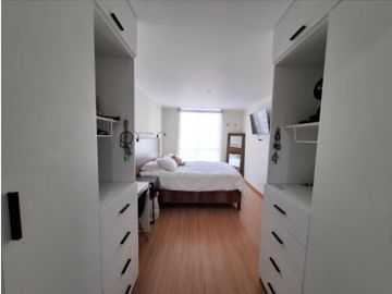Vendo Dpto. de 3 Dorm. con balcón + Cochera en 10mo. Piso, con Ascensor en Magdalena