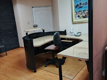 Venta oficina amoblada en primer piso - Av. Colón zona financiera