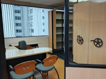Venta oficina amoblada en primer piso - Av. Colón zona financiera