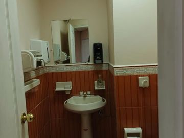 Venta oficina amoblada en primer piso - Av. Colón zona financiera