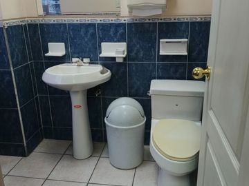 Venta oficina amoblada en primer piso - Av. Colón zona financiera