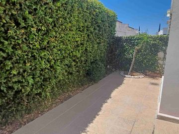 Juriquilla  casa en Venta en condominio con alberca a unos pasos de La Comer Juriquilla y Universidad del Valle de Mexico