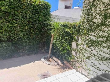 Juriquilla  casa en Venta en condominio con alberca a unos pasos de La Comer Juriquilla y Universidad del Valle de Mexico