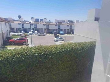 Juriquilla  casa en Venta en condominio con alberca a unos pasos de La Comer Juriquilla y Universidad del Valle de Mexico