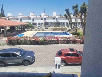 Juriquilla  casa en Venta en condominio con alberca a unos pasos de La Comer Juriquilla y Universidad del Valle de Mexico