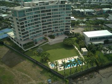 En venta departamento de 3 dormitorios en Mocoli Blue Bay, Samborondón .(JP)
