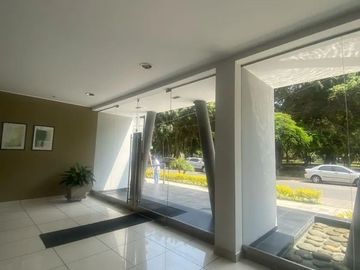 CÉNTRICO - DEPARTAMENTO 1 DORMITORIO - COCHERA -  ÁREAS COMUNES - LINCE LÍMITE SAN ISIDRO - FRENTE A PARQUE CASTILLA