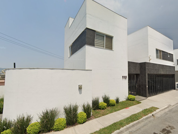 Venta de Casa en Remate, gran ubicación cerca de Plaza Cubres, Col. Colinas de las Cumbres, Monterrey, Nuevo León