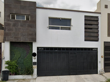 Venta de Casa en Remate, gran ubicación cerca de Plaza Qú, Col. Cumbres Elite, Monterrey, Nuevo León